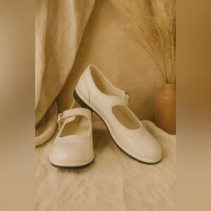 Steve Madden White Ecru Patent Leather Mary Jane Flats